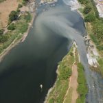 Limbah industri mencemari Kali Brantas di Jawa Timur. Foto: Ecoton