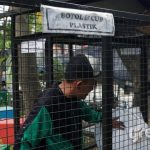 warga Sukaluyu dalam memilah sampah. Foto: Dini Jembar Wardani