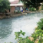 Kali Bekasi kembali tercemar menjadi hitam pekat dan bau akibat bocornya limbah industri. Foto: Dini Jembar Wardani