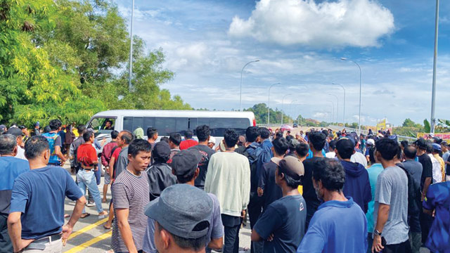 Ribuan masyarakat adat di Rempang terpaksa pindah tempat akibat proyek strategis nasional. Foto: Walhi Nasional