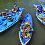AIS Forum mengajak nelayan lokal dalam aksi Mangrove Clean Up and Planting di Kawasan Dam Suwung Batu Lumbang, Bali. Foto: AIS Forum
