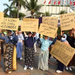 LTKL dan Hutan Itu Indonesia melakukan parade berkain. Foto: LTKL