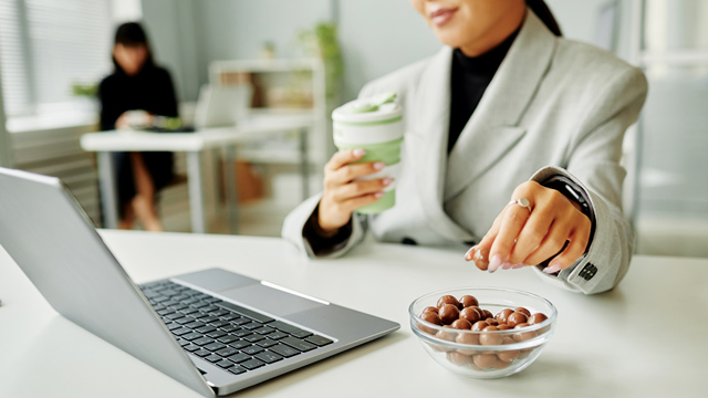 Kelelahan dapat timbul akibat kebiasaan buruk dalam konsumsi makanan. Foto: Freepik