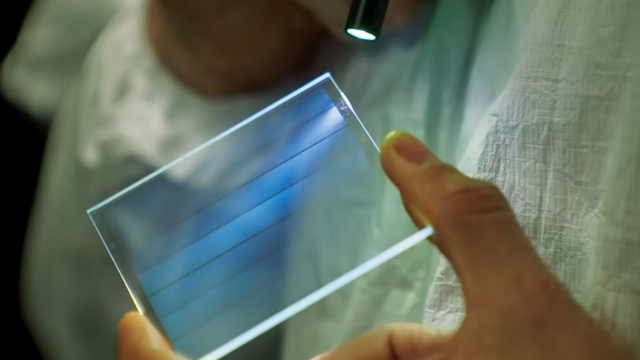 Microsoft memperkenalkan update terbaru untuk proyek penelitiannya, yakni Project Silica. Foto: YouTube Microsoft