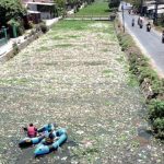 Sampah plastik dan popok sekali pakai menggenangi Sungai Pelayaran. Foto: KANSAS