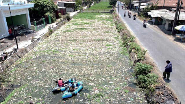 Sampah plastik dan popok sekali pakai menggenangi Sungai Pelayaran. Foto: KANSAS