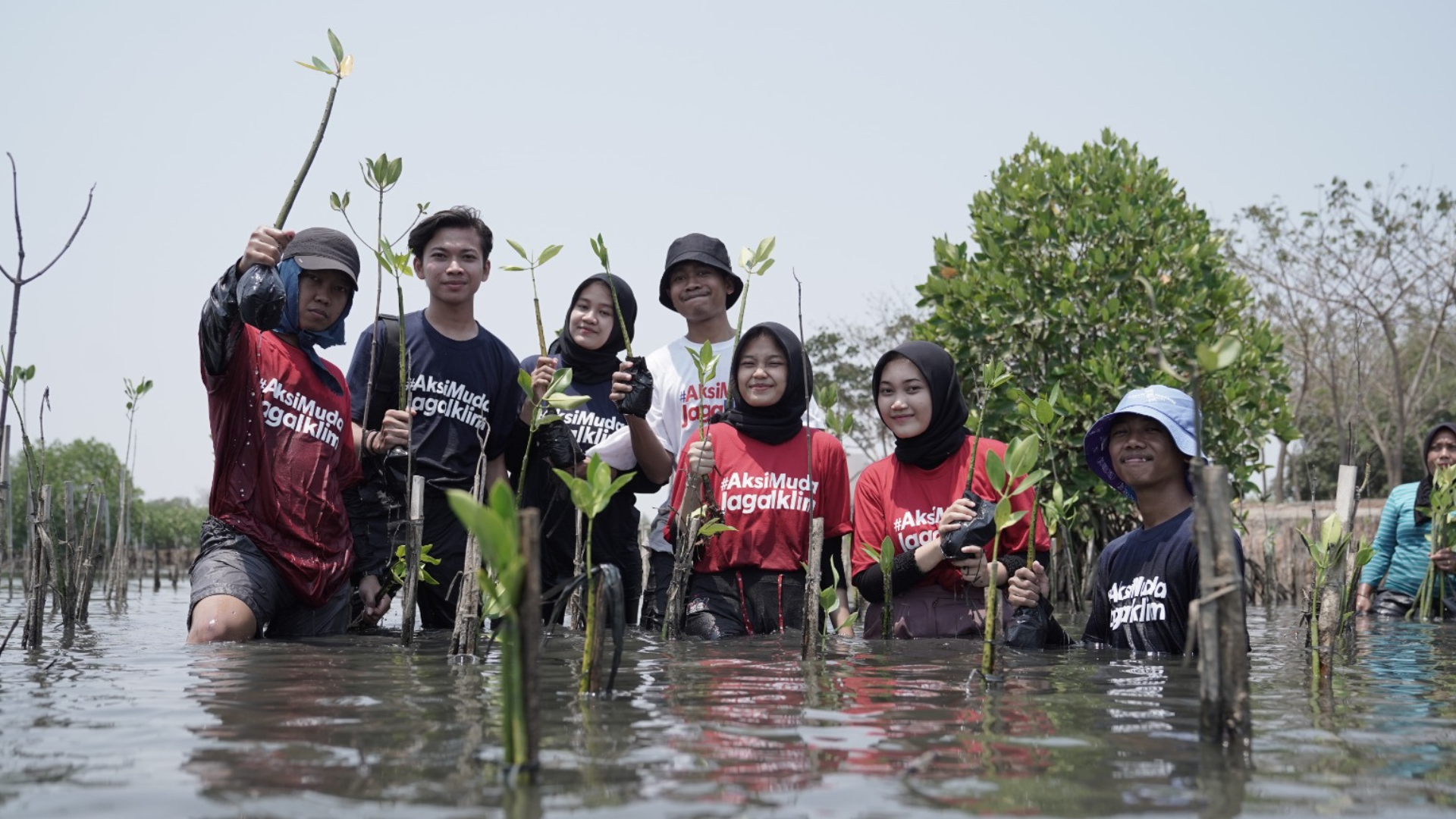 Aksi serentak jaga bumi dalam Aksi Muda Jaga Iklim. Foto: Penjaga Laut