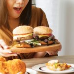 Ilustri konsumsi makanan tidak sehat. Foto: Freepik