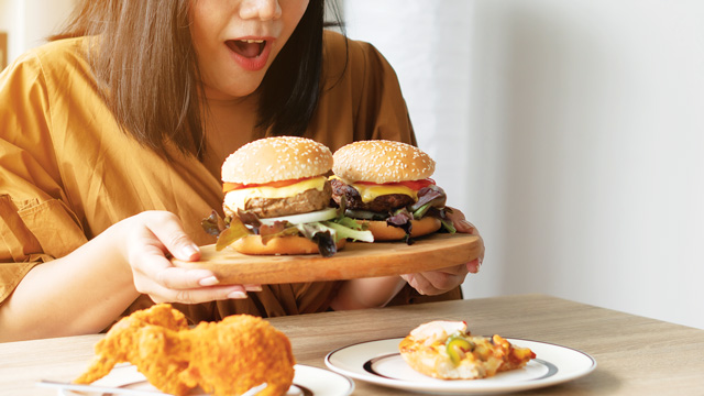 Ilustri konsumsi makanan tidak sehat. Foto: Freepik