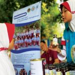 Kader lingkungan di Sekolah Dasar (SD) Muhammadiyah 1 Wringinanom mengkampanyekan pilah sampah kepada pengunjung. Foto: AZWI