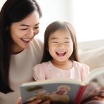 Salah satu manfaat membacakan buku pada anak adalah dapat membangun kedekatan atau koneksi yang erat. Foto: Freepik