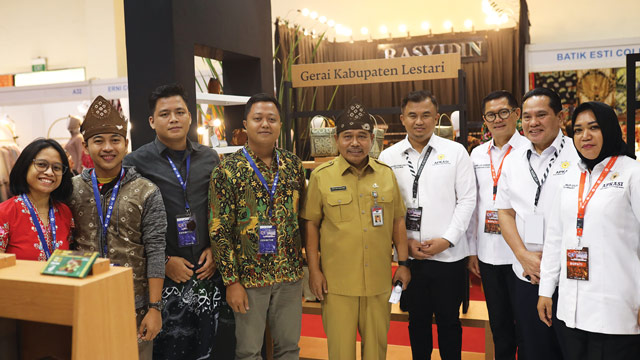 memamerkan produk unggulan kabupaten dari berbagai UMKM berbasis alam. Foto: LTKL