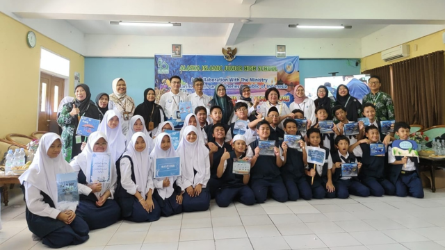 KKP menggandeng generasi muda atau Gen-Z di Surabaya untuk melestarikan ekosistem biota laut. Foto: KKP