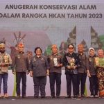 Menteri LHK Siti Nurbaya memberikan Anugerah Konservasi Alam kepada 18 penerima dalam rangka HKAN 2023. Foto: KLHK