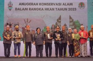 Menteri LHK Siti Nurbaya memberikan Anugerah Konservasi Alam kepada 18 penerima dalam rangka HKAN 2023. Foto: KLHK