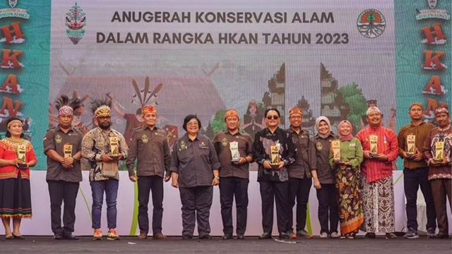 Menteri LHK Siti Nurbaya memberikan Anugerah Konservasi Alam kepada 18 penerima dalam rangka HKAN 2023. Foto: KLHK