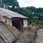 Rumah rusak akibat banjir di Samosir. Foto: BNPB
