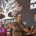 Kadin DKI Jakarta memberikan Anugerah Lingkungan Hidup kepada lima perusahaan. Foto: DLH Jakarta