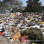 Sampah kemasan plastik kecil masih mendominasi pembuangan akhir sampah. Foto: Dini Jembar Wardani