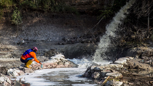 Survei BRUIN mengungkap bahwa Gubernur Jatim Khofifah Indar Parawansa gagal mengelola Sungai Brantas. Foto: BRUIN