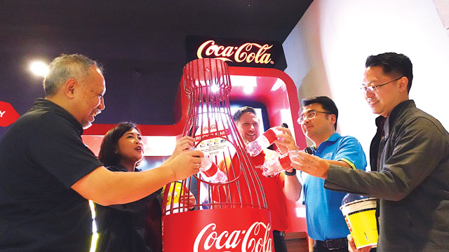 Coca-Cola mengajak penonton bioskop untuk mengumpulkan dan mendaur ulang sampah plastik. Foto: Coca-Cola