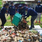CSWM UI melaksanakan audit sampah di Sungai Ciliwung. Foto: CSWM UI