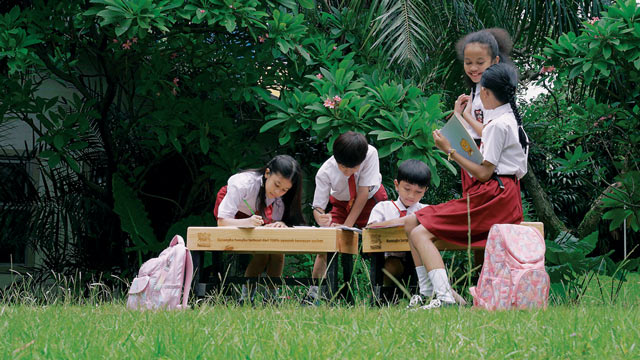 Nestlé Indonesia meluncurkan produk bangku berbahan plastik daur ulang. Foto: Nestlé Indonesia
