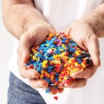 Derlot meluncurkan bangku "Stump" yang 80% terbuat dari plastik daur ulang. Foto: Dezeen