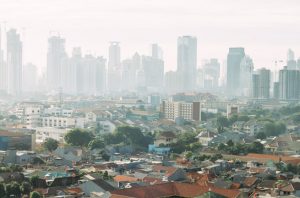 Peneliti BRIN meneliti perubahan nutrien dan oksigen di Teluk Jakarta. Foto: Freepik