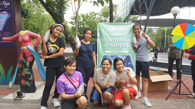 Mahasiswa Universitas Dian Nuswantoro Jurusan Ilmu Komunikasi mengadakan kampanye “Yuk Bawa Tumbler. Foto: Dok. UDINUS