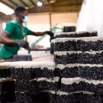 Ifedolapo Runsewe memanfaatkan ban bekas menjadi paving block. Foto: Weforum