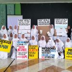 Pegiat lingkungan asal Gresik menutut capres untuk memberikan hak lingkungan yang sehat. Foto: Ecoton