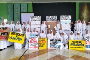 Pegiat lingkungan asal Gresik menutut capres untuk memberikan hak lingkungan yang sehat. Foto: Ecoton