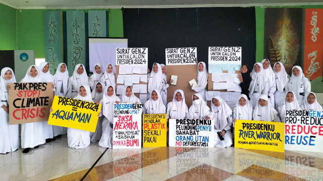 Pegiat lingkungan asal Gresik menutut capres untuk memberikan hak lingkungan yang sehat. Foto: Ecoton