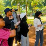 Puluhan pelajar mengamati burung-burung liar di kawasan Taman Lapangan Banteng. Foto: Belantara Foundation