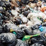 Pengelola kawasan di sejumlah lokasi perayaan tahun baru perlu ikut andil mengatur pengelolaan sampah. Foto: Freepik