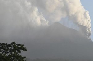 Gunung Api Lewotobi Laki-Laki di Flores Timur naik status ke level siaga. Foto: BPBD Flores Timur