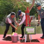 Wapres Ma'ruf Amin ikut tanam pohon serentak di Banten. Foto: KLHK