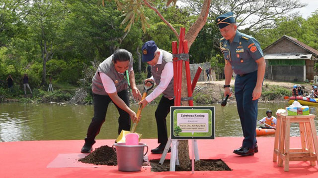 Wapres Ma'ruf Amin ikut tanam pohon serentak di Banten. Foto: KLHK