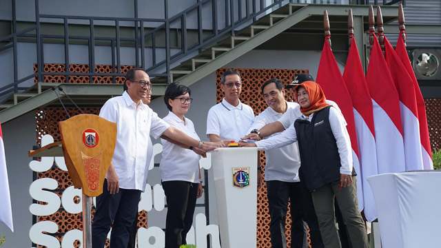 Pj. Gubernur DKI Jakarta Heru Budi Hartono meresmikan dua TPS 3R. Foto: DLH Jakarta