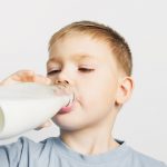 Ilustrasi anak minum susu UHT. Foto: Freepik