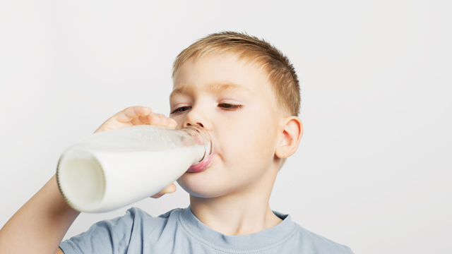 Ilustrasi anak minum susu UHT. Foto: Freepik