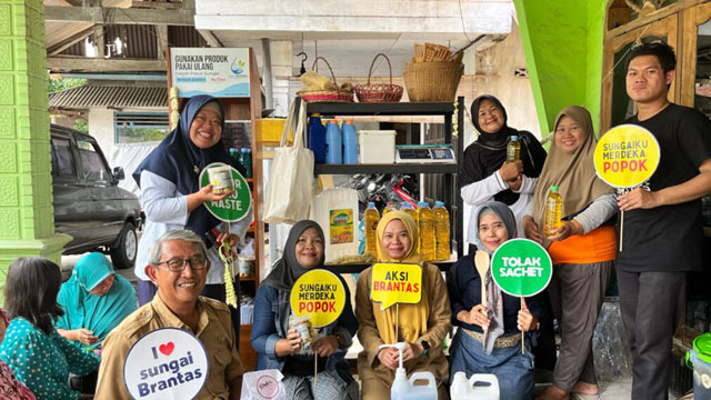 Komunitas Wadulink buka toko isi ulang untuk mengurangi plastik sekali pakai. Foto: Ecoton