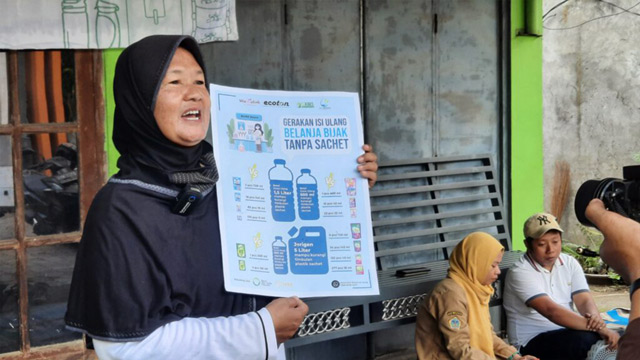 Komunitas Wadulink buka toko isi ulang untuk mengurangi plastik sekali pakai. Foto: Ecoton