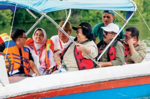 KLHK dan Persatuan Wartawan Indonesia (PWI) melakukan penanaman Mangrove bersama di Taman Wisata Alam Angke. Foto: KLHK