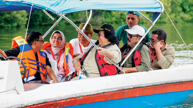 KLHK dan Persatuan Wartawan Indonesia (PWI) melakukan penanaman Mangrove bersama di Taman Wisata Alam Angke. Foto: KLHK