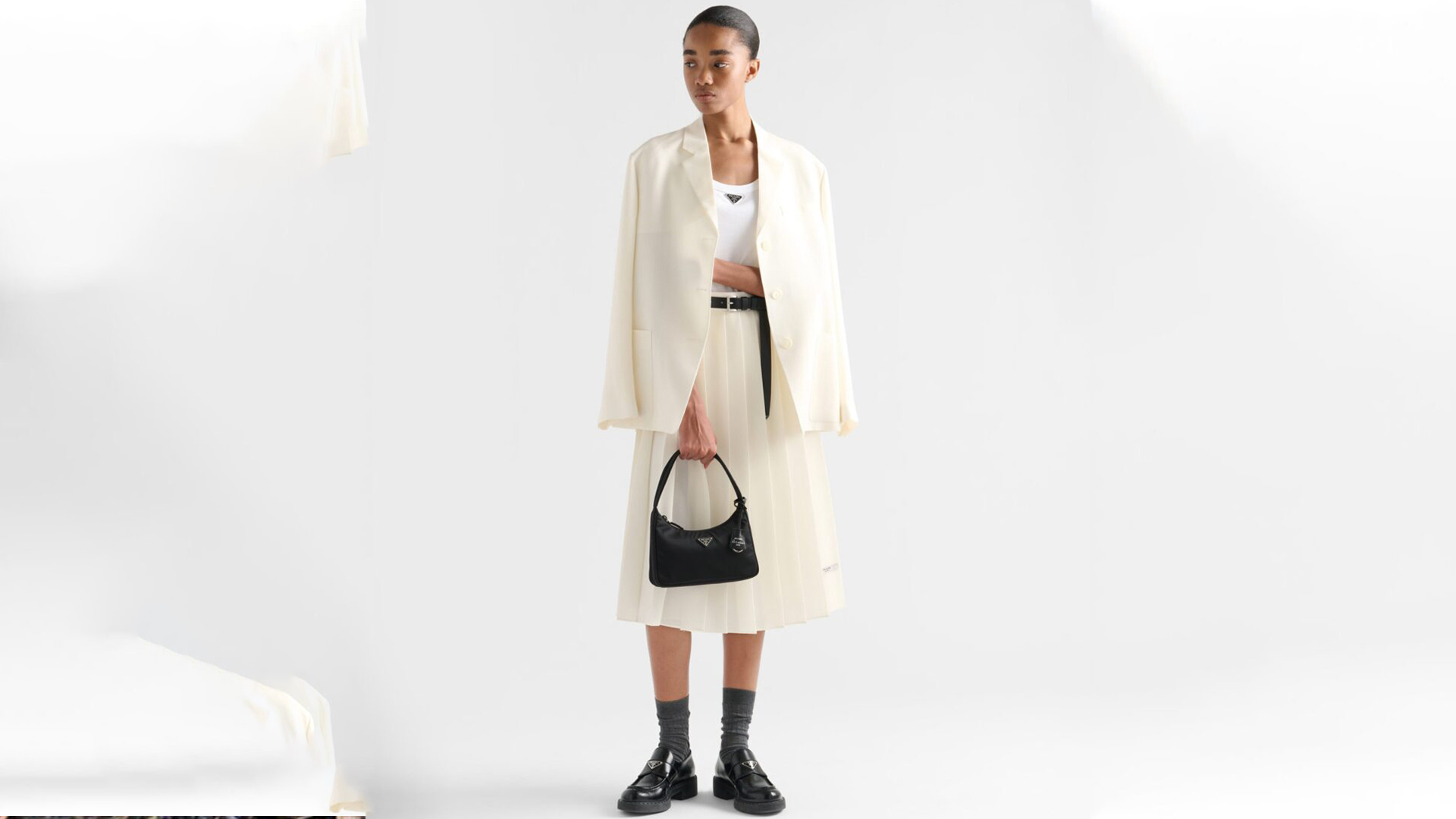 Prada meluncurkan koleksi hand bag daur ulang. Foto: The Wellness Feed