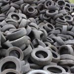 Jean-Michel Douarre melakukan daur ulang ban bekas dengan metode kuno. Foto: Techxplore