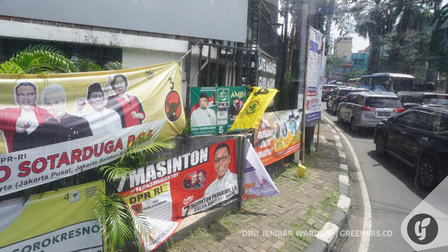 Alat peraga kampanye. Foto: Dini Jembar Wardani