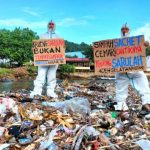 Pegiat lingkungan asal Surabaya mengirim surat terbuka kepada Presiden Jokowi. Foto: River Warrior Indonesia